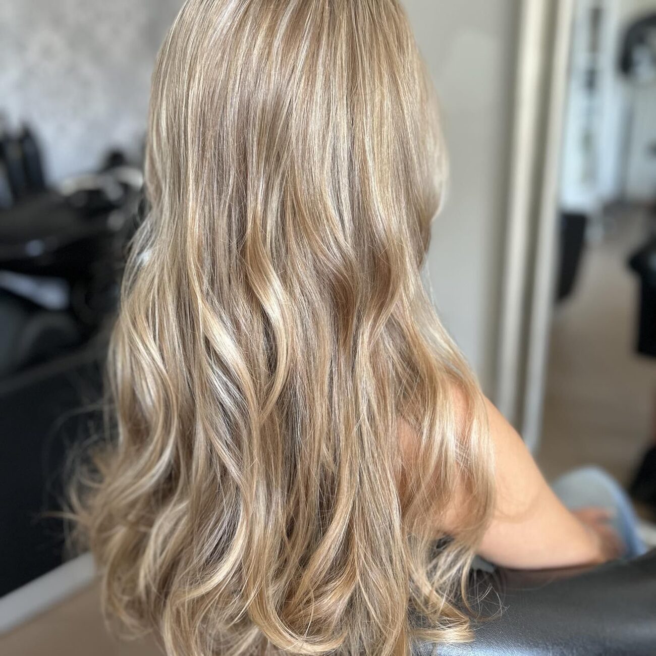 Blond baleyage z falami wykonany w salonie Styl Dom Urody