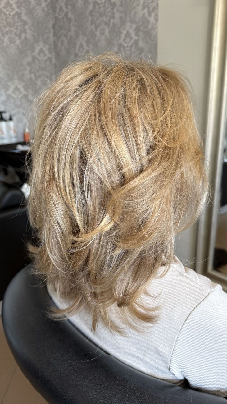 Rozświetlony blond w cieniowanej fryzurze